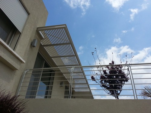 פרגולות אלומיניום יוקרתית : הייטק פרימיום ROYAL CROWN תלויה המשלבת כתר היקפי U 120*50 , הצללה במראה פסים והגנה בפני גשם
