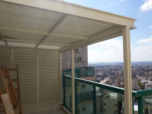 מסתור אלומיניום לפרטיות מדגם A2 מסגרות אלומיניום 40*40 ועליהם פרופילי Z או פרופילים שטוחים ( לא פרופיל סגור )