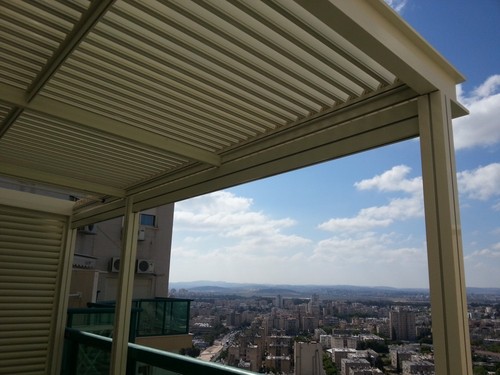 מסתור אלומיניום לפרטיות מדגם A2 מסגרות אלומיניום 40*40 ועליהם פרופילי Z או פרופילים שטוחים ( לא פרופיל סגור )