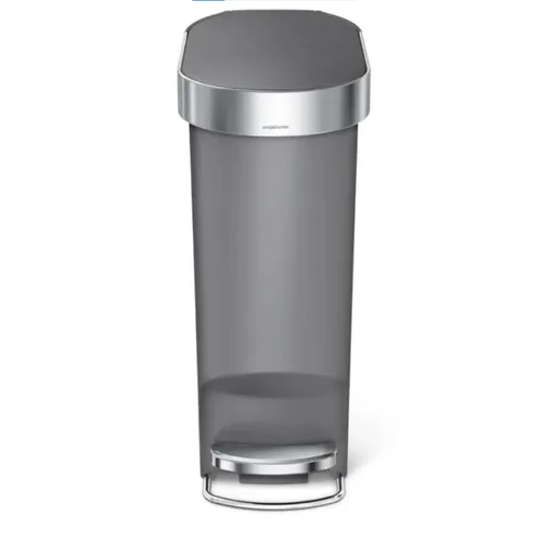 פח אשפה צר למטבח 40 ליטר - SimpleHuman בצבע אפור מתוך קולקציית פחי אשפה למטבח (זווית נוספת) - קל לניקוי ותחזוקה לשמירה על מראה חדש ומבריק