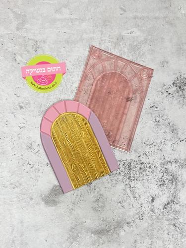 תבנית דלת עץ חתום בנשיקה