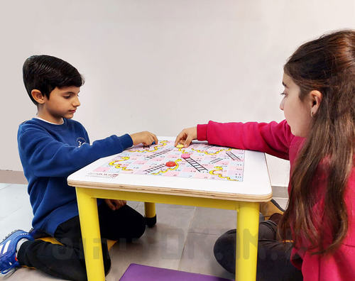 שולחן משחק סולמות ונחשים