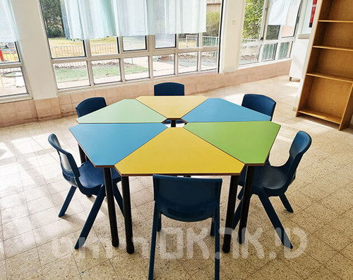 6 שולחנות מייצרים מקבץ בקוטר של כ175 ס