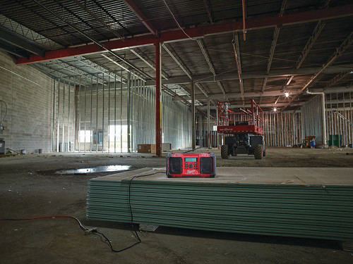 רדיו דיגיטלי לשטח 18V נטען - גוף בלבד