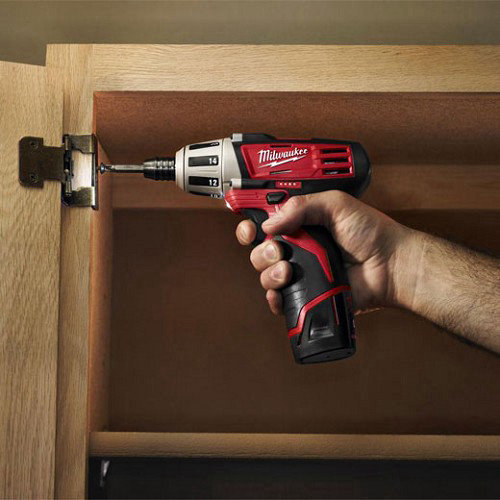 מברגה / מקדחה Milwaukee 12V כניסת ביט נטענת כולל 2 סוללות 2A