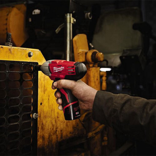 מפתח רטיטה Milwaukee 1/2 12V נטענת כולל 2 סוללות 4A