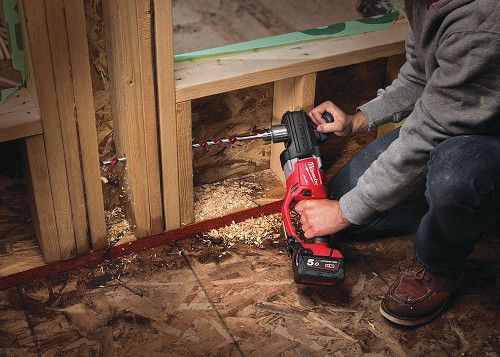 מקדחה זוויתית 18V FUEL נטענת לעומס גבוה בעץ כוללת 2 סוללות 5A