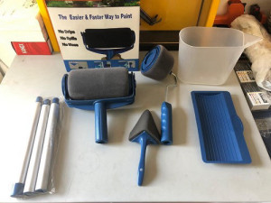 רולר צביעה עם מיכל צבע מובנה בפנים.