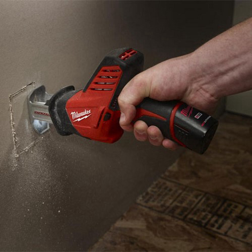 מסור חרב 12V קומפקטי כולל 2 סוללות 4A