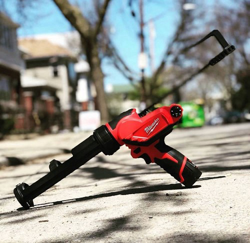אקדח סיליקון 18V נטען 310 מל כולל סוללה 2A