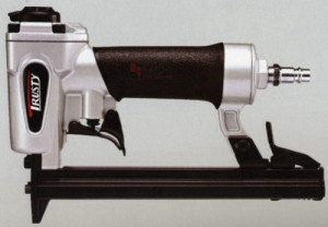 אקדח פנאומטי לסיכות ריפוד עד 16 ממ Trusty