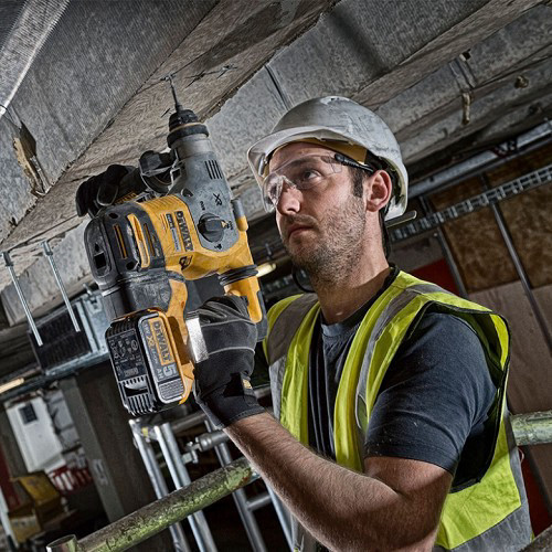 פטישון נטען 5Ah 18V מבית DeWalt
