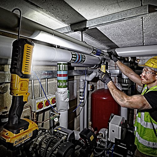 פנס זוויתי DeWalt נטען 18V (גוף בלבד)