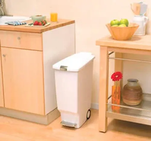 פח אשפה צר למטבח 40 ליטר - SimpleHuman בצבע לבן מתוך קולקציית פחי אשפה למטבח (תמונת מוצר) - פתרון פונקציונלי ואסתטי לארגון הבית