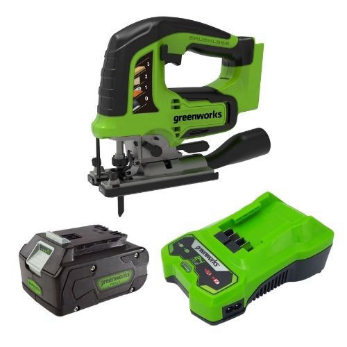 מסור אנכי GREENWORKS 24V Brushless דגם 99776-3 משלב מנוע מתקדם, פנדל תלת-מצבי וסוללת 4 אמפר לביצועים מקצועיים מושלמים