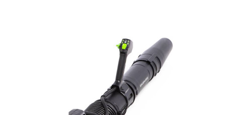 מפוח עלים נישא GREENWORKS 80V PRO דגם 99569 מקצועי עם מנוע Brushless, תא סוללות כפול ושקע להפעלת כלים נוספים