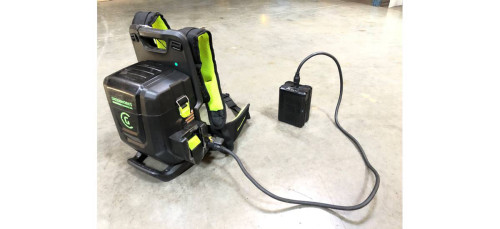 מפוח עלים נישא GREENWORKS 80V PRO דגם 99569 מקצועי עם מנוע Brushless, תא סוללות כפול ושקע להפעלת כלים נוספים