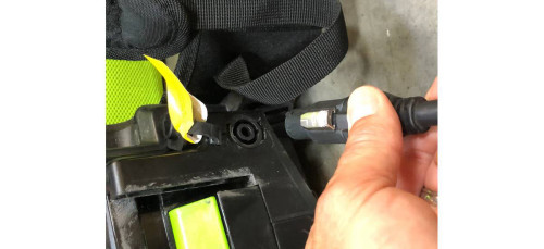 מפוח עלים נישא GREENWORKS 80V PRO דגם 99569 מקצועי עם מנוע Brushless, תא סוללות כפול ושקע להפעלת כלים נוספים