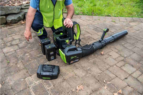 מפוח עלים נישא GREENWORKS 80V PRO דגם 99569 מקצועי עם מנוע Brushless, תא סוללות כפול ושקע להפעלת כלים נוספים