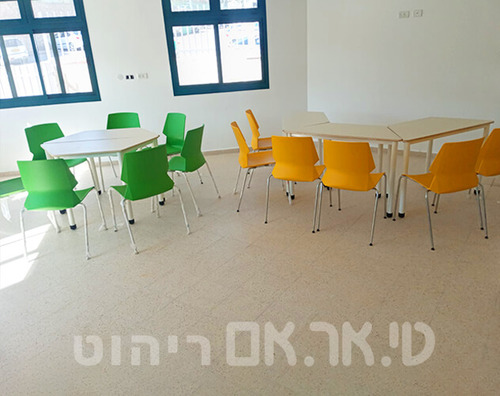 שולחן טרפז זוגי וכסאות גביש