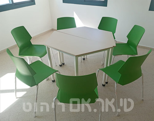 שולחנות טרפז זוגי לצד כסאות גביש