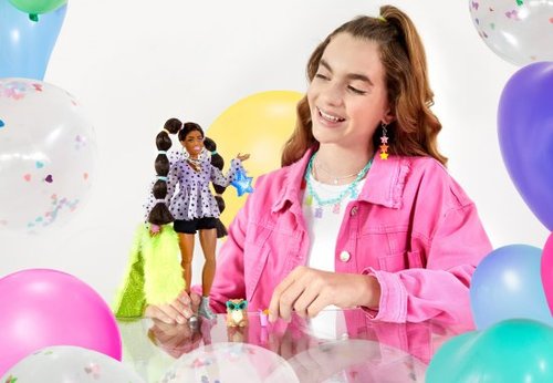 ברבי מסדרת EXTRA - ברבי עם עליונית פרווה וכלב פומרניאן