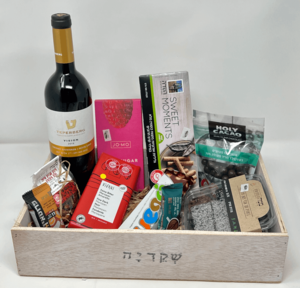 מארז פינוקים בריאים באריזת עץ מפנקת