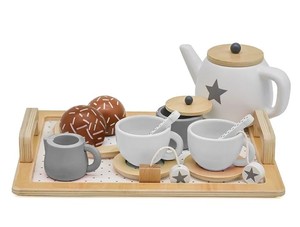 מגש תה זוגי הכולל קנקן, ספלים עם כפיות ותיונים, כלי לחלב ושני כדורי שוקולד 