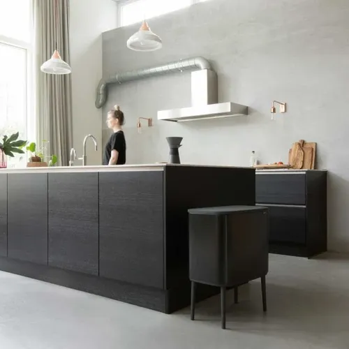פח ברבנטיה למטבח 36 ליטר - Brabantia BO שחור -24 מתוך קולקציית פחי אשפה למטבח (מבט נוסף) - פתרון פונקציונלי ואסתטי לארגון הבית