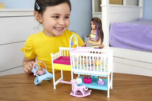 בובת ברבי בייביסיטר - ערכת חדר תינוקות עם 2 תינוקות ומגוון אביזרים
