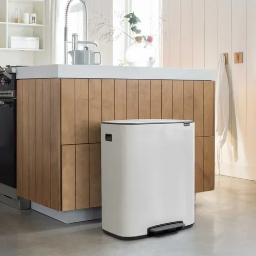 פח ברבנטיה למטבח 60 ליטר - Brabantia לבן מתוך קולקציית פחי אשפה למטבח (תקריב של המוצר) - עשוי מחומרים עמידים בפני לחות וחלודה לאורך זמן