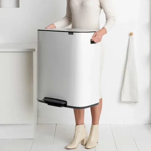 פח ברבנטיה למטבח 60 ליטר - Brabantia לבן מתוך קולקציית פחי אשפה למטבח (תמונת אווירה) - מתאים לשדרוג מראה האמבטיה בקלות ובמהירות