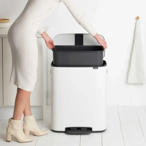 פח ברבנטיה למטבח 60 ליטר - Brabantia לבן מתוך קולקציית פחי אשפה למטבח (מבט נוסף) - פריט מעוצב לעיצוב חלל רחצה מודרני ויוקרתי