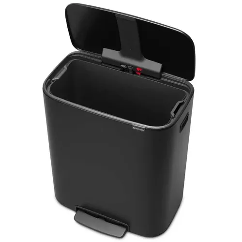 פח ברבנטיה למטבח 60 ליטר - Brabantia שחור מתוך קולקציית פחי אשפה למטבח (תקריב של המוצר) - שילוב מושלם בין נוחות שימוש יומיומית לסטייל נקי