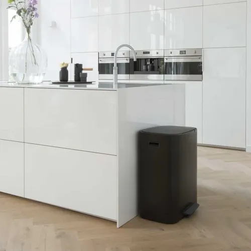 פח ברבנטיה למטבח 60 ליטר - Brabantia שחור מתוך קולקציית פחי אשפה למטבח (מכלול ומידות) - פריט מעוצב לעיצוב חלל רחצה מודרני ויוקרתי