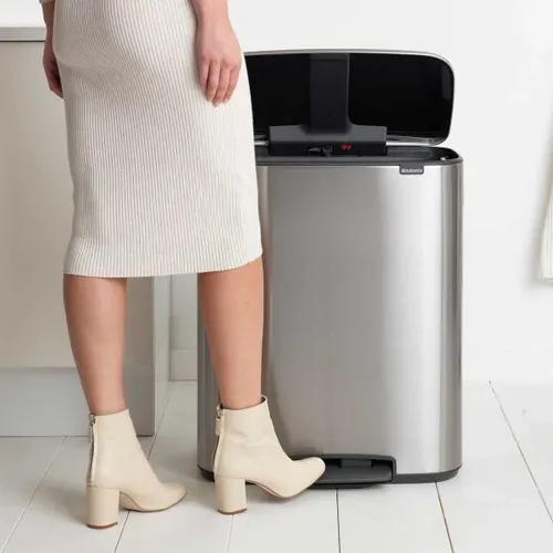 פח ברבנטיה למטבח 60 ליטר - Brabantia מוברש מתוך קולקציית פחי אשפה למטבח (תמונת אווירה) - עשוי מחומרים עמידים בפני לחות וחלודה לאורך זמן