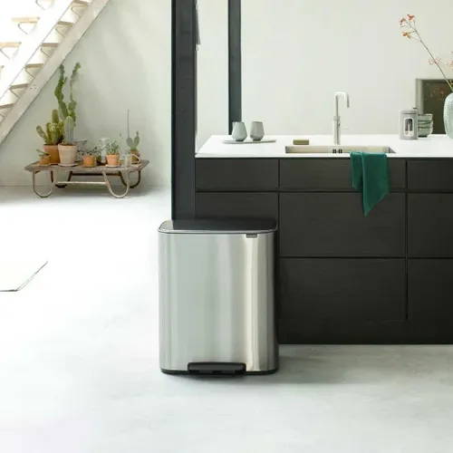 פח ברבנטיה למטבח 60 ליטר - Brabantia מוברש מתוך קולקציית פחי אשפה למטבח (מבט נוסף) - איכות פרימיום בלתי מתפשרת ואחריות מלאה