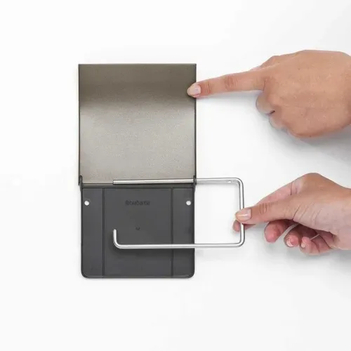 מתקן נייר טואלט Brabantia - פלטינום מתוך קולקציית מתקנים לנייר טואלט (תמונת מוצר) - שילוב מושלם בין נוחות שימוש יומיומית לסטייל נקי