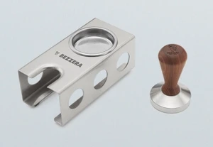 טמפר בזרה פלוס תחנה מנירוסטה Bezzera STATION+BLIND FILTER AND COFFEE TAMPER WITH WOODEN KNOB