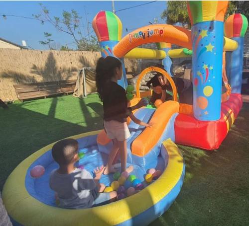 מתנפח עם רשת היקפית, טבעת סל ומגלשה לתוך בריכת כדורים, כולל מפוח ותיק אחסון - מקפצת כדורים