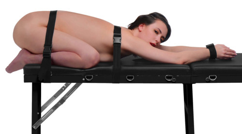 שולחן סאדו מקצועי עם משטח מרופד לחווית BDSM מקצועית