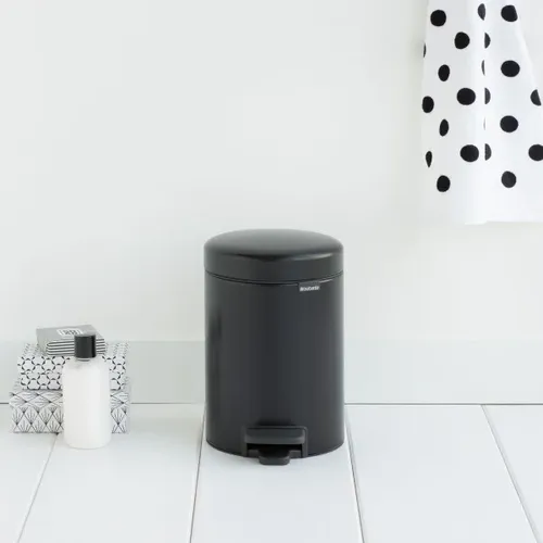 פח ברבנטיה 3 ליטר Brabantia שחור פח לשירותים מתוך קולקציית פחי אשפה לשירותים (תמונת אווירה) - שילוב מושלם בין נוחות שימוש יומיומית לסטייל נקי