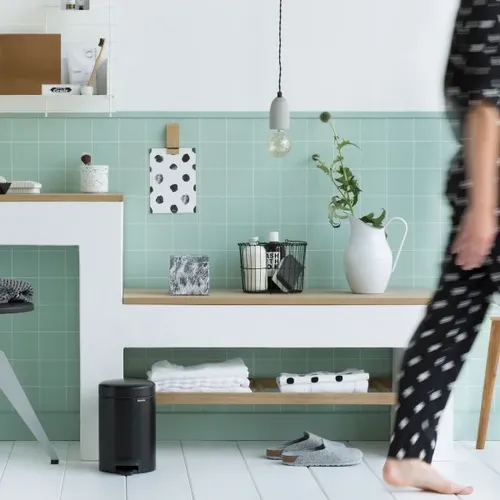 פח ברבנטיה 3 ליטר Brabantia שחור פח לשירותים מתוך קולקציית פחי אשפה לשירותים (מבט נוסף) - פריט מעוצב לעיצוב חלל רחצה מודרני ויוקרתי