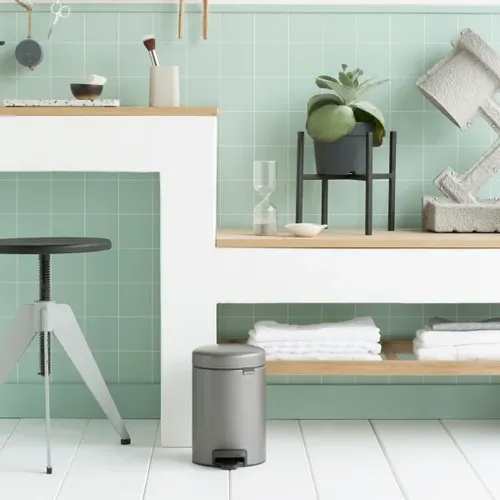 פח ברבנטיה 3 ליטר Brabantia פלטינום פח לשירותים מתוך קולקציית פחי אשפה לשירותים (שילוב בחדר הרחצה) - איכות פרימיום בלתי מתפשרת ואחריות מלאה