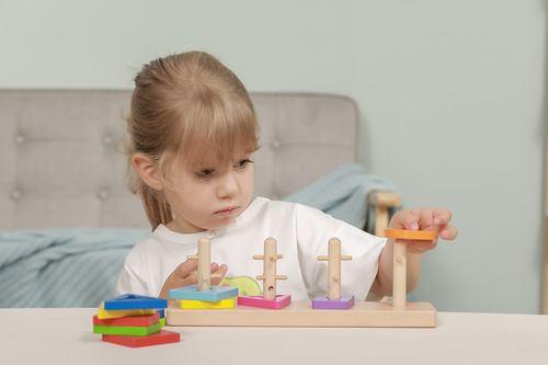 לוח השחלה ומבוך צורות גיאומטריות מעץ (ויגה)