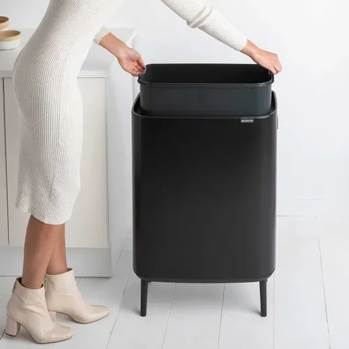 פח ברבנטיה למטבח 60 ליטר - BO Brabantia שחור מתוך קולקציית פחי אשפה למטבח (מבט נוסף) - פתרון פונקציונלי ואסתטי לארגון הבית