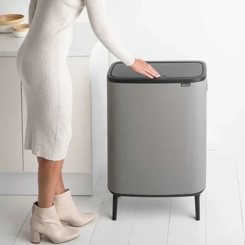 פח ברבנטיה למטבח 60 ליטר - Brabantia BO אפור - בטון מתוך קולקציית פחי אשפה למטבח (מראה כללי של המוצר) - קל לניקוי ותחזוקה לשמירה על מראה חדש ומבר
