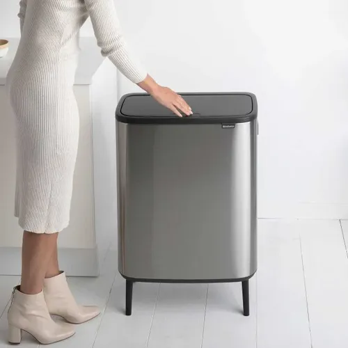 פח ברבנטיה למטבח 60 ליטר - Brabantia BO מוברש מתוך קולקציית פחי אשפה למטבח (זווית נוספת) - פריט מעוצב לעיצוב חלל רחצה מודרני ויוקרתי