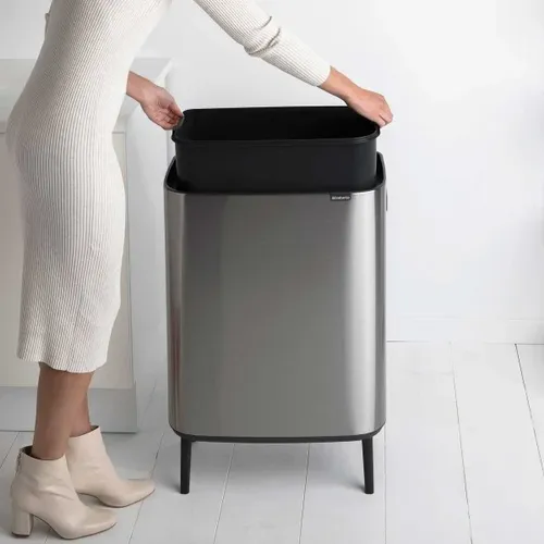 פח ברבנטיה למטבח 60 ליטר - Brabantia BO מוברש מתוך קולקציית פחי אשפה למטבח (מבט נוסף) - פריט מעוצב לעיצוב חלל רחצה מודרני ויוקרתי