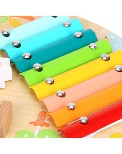 מרכז פעילות מוזיקלי לפעוטות עם מגוון כלי הקשה כולל מקלות תיפוף לגילאי שנתיים ומעלה